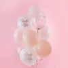 Ballonnen set met perzikkleurige, lichtroze en confetti ballonnen en witte parelmoer ballonnen voor een lichtroze achtergrond