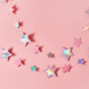 sterren in het pastelpaars en roze met holografisch effect voor een roze muur