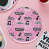 roze bordjes met muzieknootjes en teksten als almost famous, birthday superstar en viral superstar op een roze achtergrond