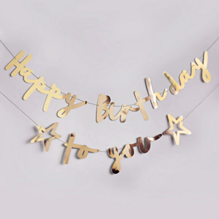 gouden letterbanner happy birthday to you op een grijze muur