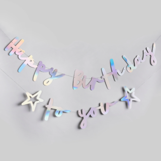 iridescent slinger op een grijze muur met de tekst happy birthday to you