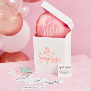 witte doos met roze en rose gouden tekst en een chrome ballon