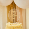transparante acryl taart topper zit in een beige taart voor gouden feestversiering