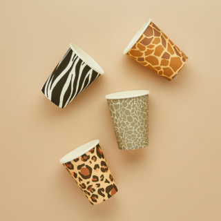 papieren bekers met dierenprint waaronder een zebra, slang, giraffe en tijger op een oranje achtergrond