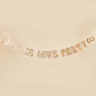 Hippieslinger met de tekst peace love party hangt voor een perzikkleurige muur
