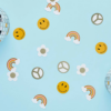 hippie confetti met smileys en regenbogen