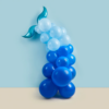 ballonnenboog in de vorm van de staart van een walvis met donker en licht blauwe ballonnen