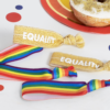 regenboog bandjes en glitterbandjes met de tekst equality