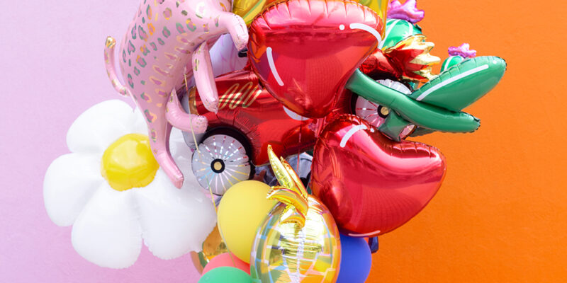 bundel met allerlei kleurrijke folieballonnen