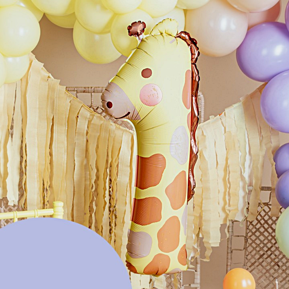 cijfer 1 in de vorm van een giraffe voor paarse ballonnen en een tasselslinger