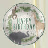 folieballon met een giraffe, aapje en olifant en de groene tekst happy birthday en palmbladeren zweeft in een kamer