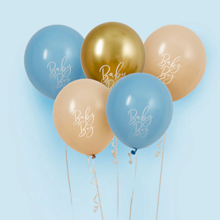 ballonnen in het blauw, goud en nude met de witte tekst baby boy voor een lichtblauwe achtergrond