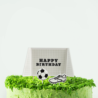 voetbal goal taart topper en verjaardagskaarsjes in de vorm van een voetbal en een schoen zitten in een groene gras taart