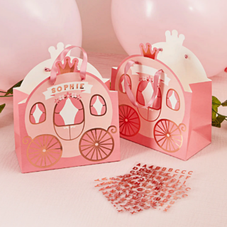 Cadeautasjes in de vorm van een koets in het lichtroze en rosé goud