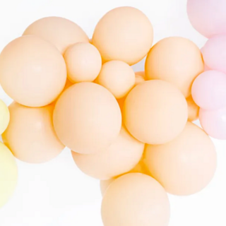 perzikkleurige pasteloranje ballonnen in een bundel