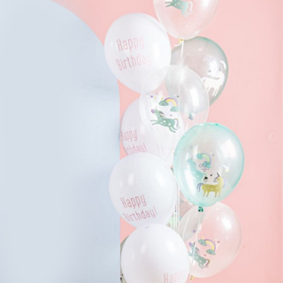Set ballonnen met licht transparante ballonnen in het groen, paars en wit met eenhoorns en regenbogen voor een roze en blauwe achtergrond