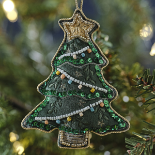 Stoffen hanger in de vorm van een groene kerstboom met gouden ster en kralen hangt in een boom