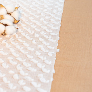 Witte tafelloper met bundels stof van polyester