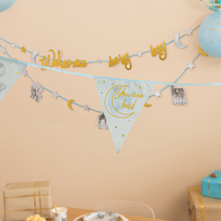 Blauwe vlaggenlijn met gouden tekst you are loved voor een babyshower