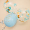 Blauwe ballon en transparante confetti ballonnen met sterretjes confetti in het goud en blauw