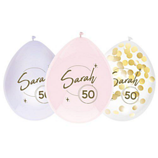 Ballonnen met gouden confetti in het lila en roze met de tekst sarah 50 voor een vrouwen verjaardag