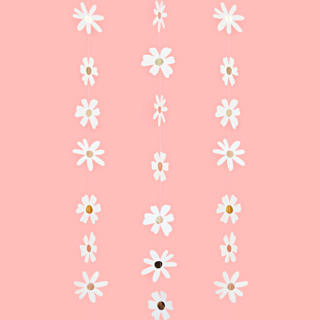 Slinger met madeliefjes in het wit en goud voor een roze achtergrond