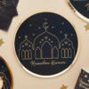 Zwart bordje met gouden details en de tekst ramadan kareem