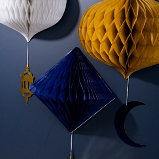 Gouden, witte en donkerblauwe honeycomb plakken aan een blauwe muur