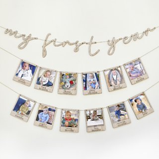 Houten slinger met de tekst my first year en foto frames voor foto's