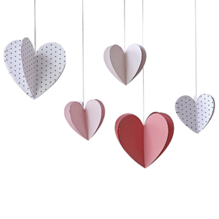 Papieren 3D hartjes in het offwhite, nude, roze en rood voor valentijnsdag