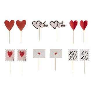 Cupcake toppers met hartjes, enveloppen en de tekst xoxo