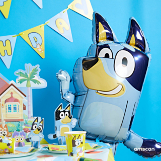 Bluey feestje met blauwe folieballon van bluey en een slinger met de tekst happy birthday