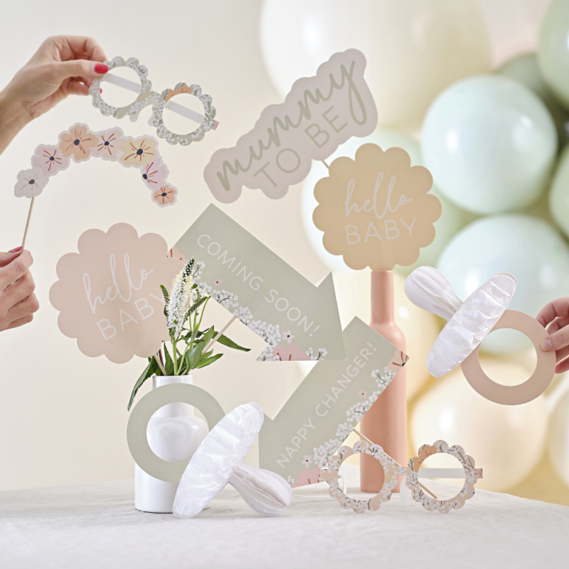 Photo booth props voor een babyshower in het saliegroen lichtroze en perzik