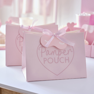 Roze cadeautasje met de tekst pamper pouch en roze lint