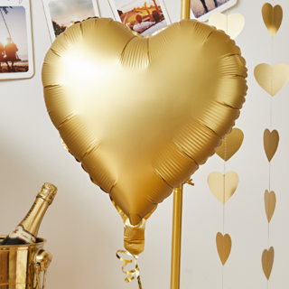 gouden folieballon in de vorm van een hart