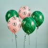 groene en roze ballonnen met palmbladeren