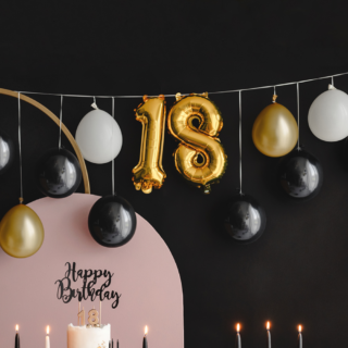 ballonslinger in het zwart en goud met het cijfer 18