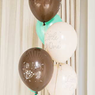 bruine, creme, grijze en mint ballonnen met een bloesem print en de tekst little one voor een babyshower