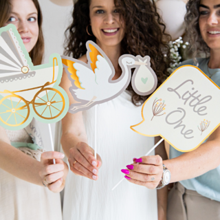 photo booth props in de vorm van een kinderwagen, ooievaar en melkfles