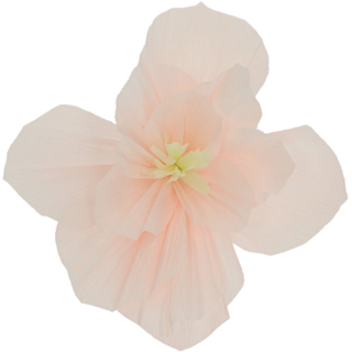 poederroze papieren bloem met een gele binnenkant voor decoratie