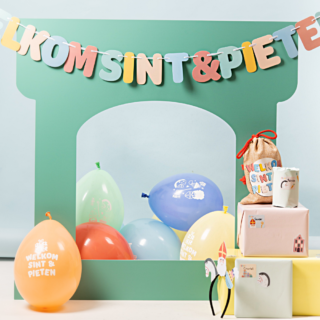 kleurrijke sinterklaas versiering bestaande uit slingers en ballonnen