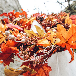 herfstkrans met gekleurde bladeren en glitter details