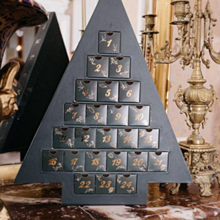 donkergroene advent kalender in de vorm van een kerstboom