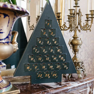 donkergroene advent kalender in de vorm van een kerstboom
