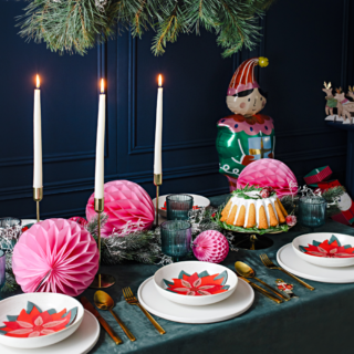 kerst tafel met vrolijke kleuren en gouden accenten
