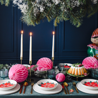 kerst tafel met vrolijke kleuren en gouden accenten