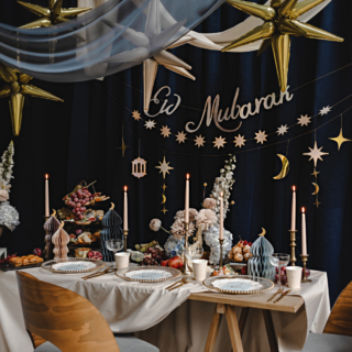 ramadan versiering in donkere tinten met gouden accenten