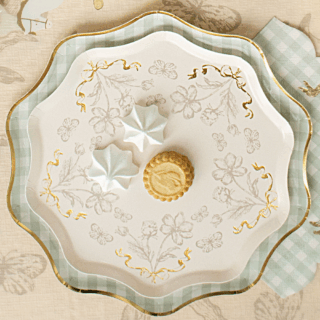 beige bordjes met gouden bloemen en strikjes en een ribbelrand