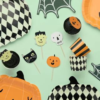 cupcake versiering halloween figuurtjes zoals een pompoen, zwarte kat, frankenstein en een skelet