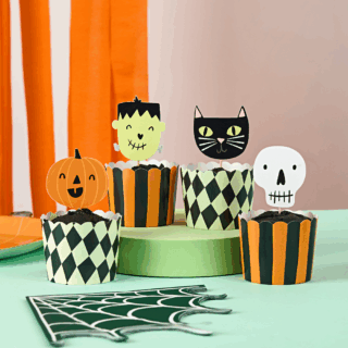 cupcake versiering halloween figuurtjes zoals een pompoen, zwarte kat, frankenstein en een skelet